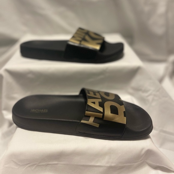 Michael Kors Gilmore Graphic Logo Slide - Black w/Gold Logo Size 7 - Picture 4 of 5